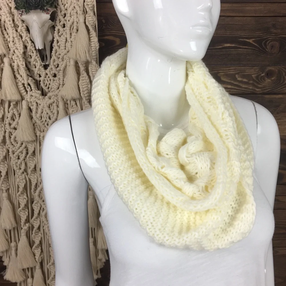 Magellan Outdoors | Knitted Infinity‎ Scarf Cream